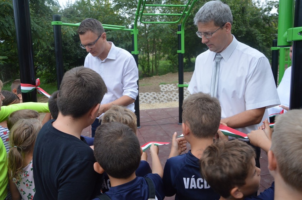 Rétvári Bence Makkos László polgármester Vácdukai Sportpark átadás