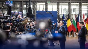 Orbán Viktort kérdezik újságírók Brüsszelben az Európai Tanács ülése előtt 2026. március 19-én.