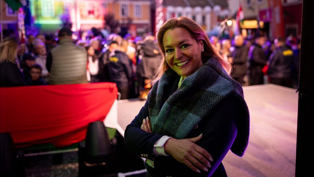 Vitályos Eszter a szentendrei Fő téren Orbán Viktor országjárásán.